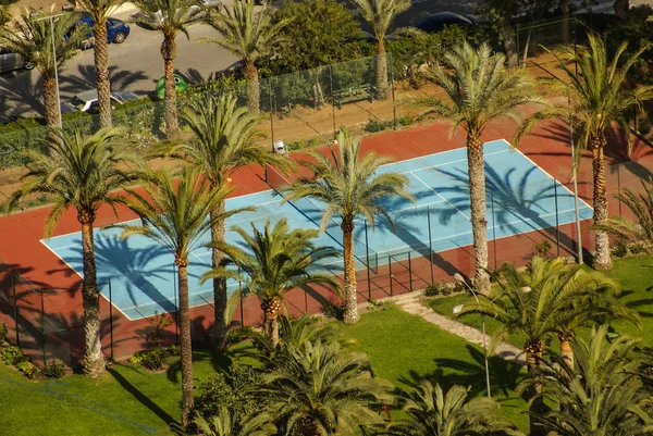 De mening van de Rekenkamer van lokale gemeenschap tennis op een zonnige dag — Stockfoto