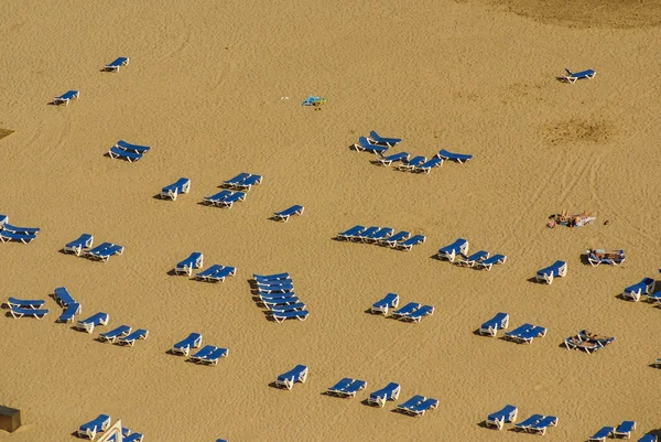 En grupp av solstolar på stranden i benidorm — Stockfoto