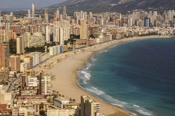 Benidorm - ciudad de rascacielos junto a la playa mediterránea . — Foto de Stock