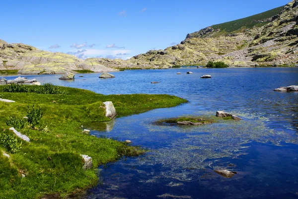 Lago en gredos montañas en avila españa —  Fotos de Stock