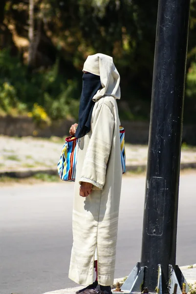 Pessoas andando na rua de Fes, Marrocos, A Unesco World Herit — Fotografia de Stock