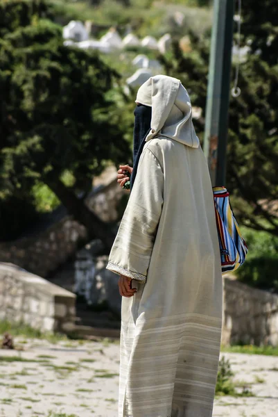 Persone che camminano per strada di Fes, Marocco, Patrimonio dell'Umanità Unesco — Foto Stock