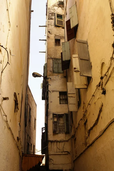 Fes (fez) bunun gibi thousants küçük sokakların oluşur. h — Stok fotoğraf