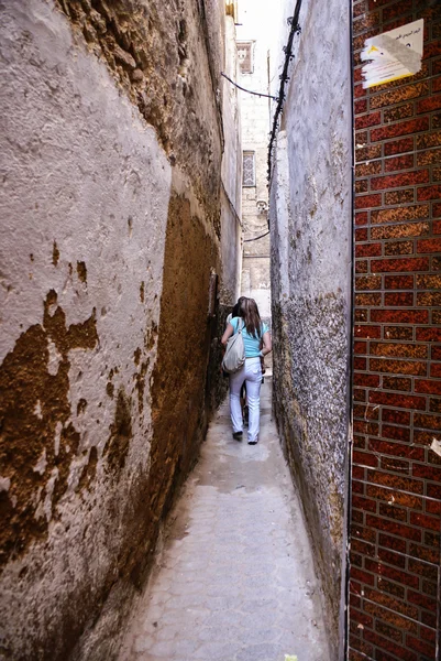 Fes (Fez) é composto por thousants pequenas ruas como esta. H — Fotografia de Stock
