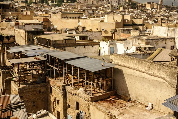 Fez, Marrocos. O souk curtume de tecelões é o pa mais visitado — Fotografia de Stock