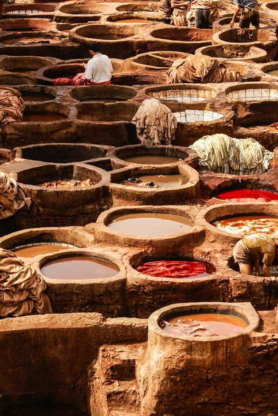 Concerie di Fes, Marocco, Africa Vecchie cisterne dei tanneri di Fez — Foto Stock