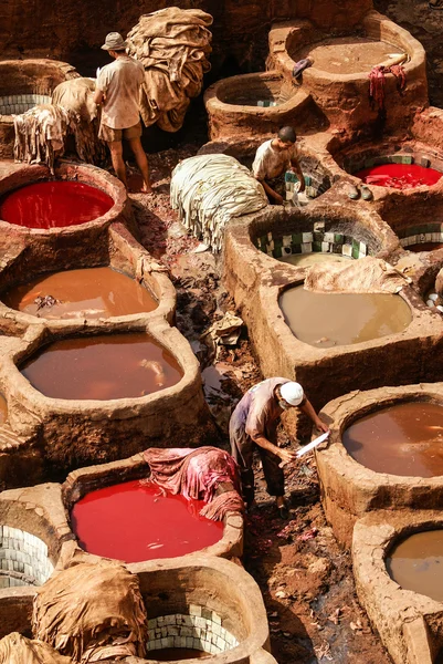 Concerie di Fes, Marocco, Africa Vecchie cisterne dei tanneri di Fez — Foto Stock