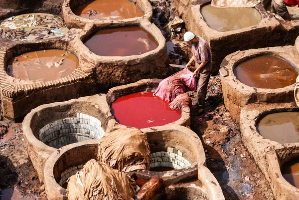 Concerie di Fes, Marocco, Africa Vecchie cisterne dei tanneri di Fez — Foto Stock