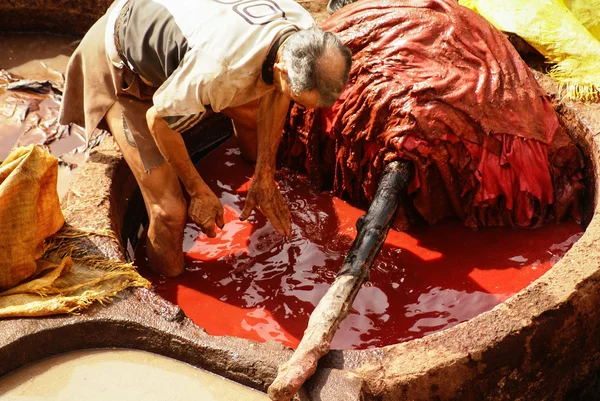 Fez, Maroko. koželužny souk tkalců je nejnavštěvovanější pa — Stock fotografie