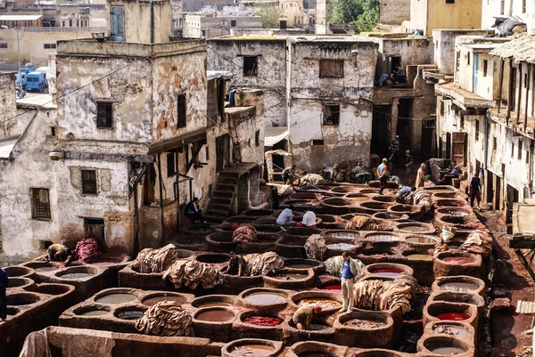 Tanques de Fes, Marrocos, África Tanques antigos de tanneri do Fez — Fotografia de Stock