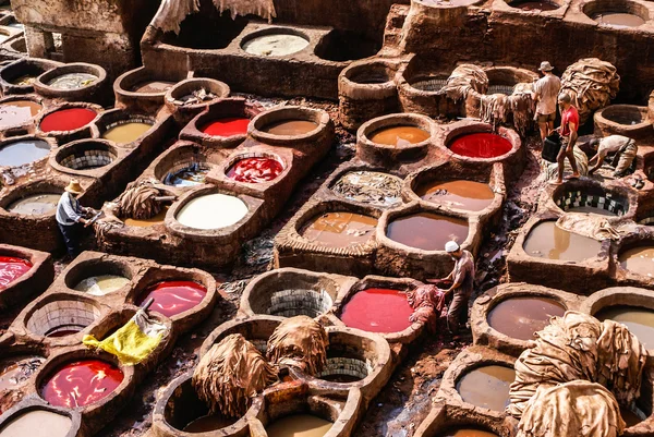 Curtidurías de Fez, Marruecos, África Viejos tanques del tanneri de Fez —  Fotos de Stock