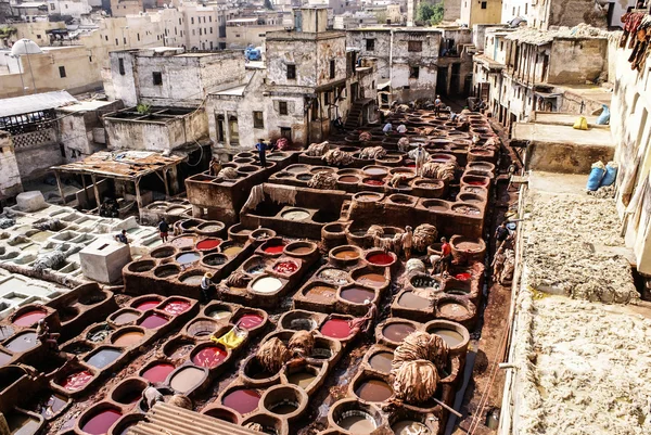 Curtidurías de Fez, Marruecos, África Viejos tanques del tanneri de Fez — Foto de Stock