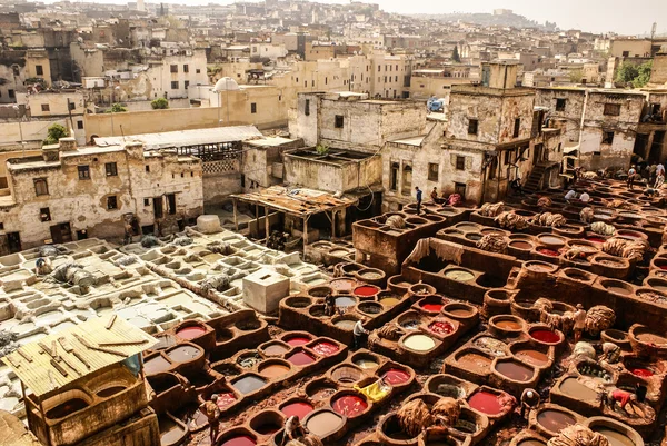 Curtidurías de Fez, Marruecos, África Viejos tanques del tanneri de Fez —  Fotos de Stock