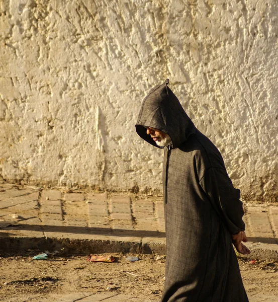 Persone che camminano per strada di Fes, Marocco, Patrimonio dell'Umanità Unesco — Foto Stock
