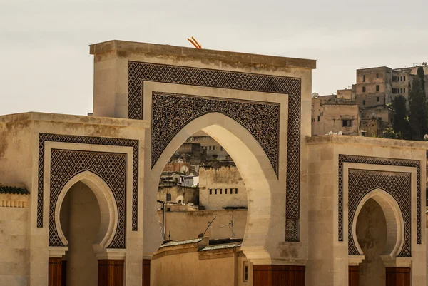 Puerta Bab Bou Jeloud (La Puerta Azul) ubicada en Fez, Marruecos —  Fotos de Stock