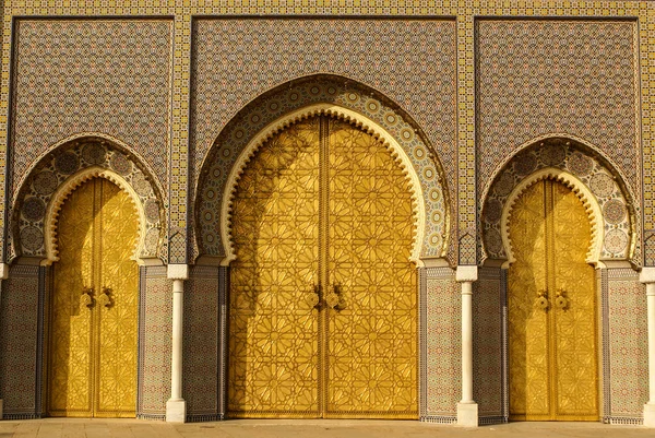 Gros plan de 3 Portes Ornées en Laiton et Carrelage du Palais Royal à Fès , Photos De Stock Libres De Droits