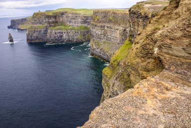 Clare, İrlanda 'da anne kayalıkları