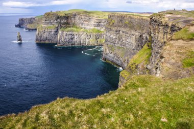 Clare, İrlanda 'da anne kayalıkları