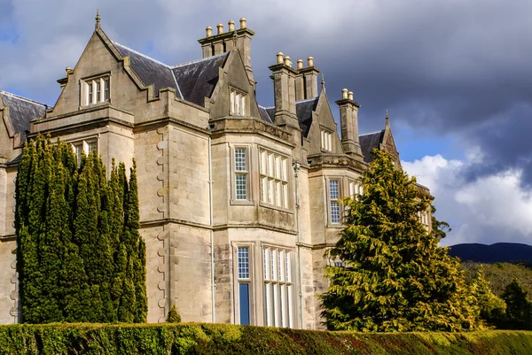 Muckross house en tuinen in nationaal park killarney, Ierland — Stockfoto