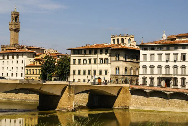 Casas, Rio Arno e Ponte Vecchio ponte de Florença, Toscana — Fotografia de Stock