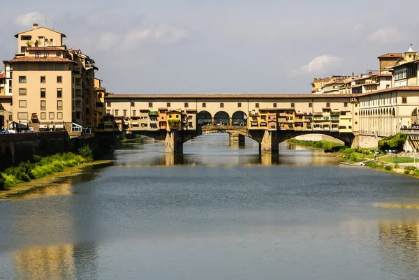 Casas, Rio Arno e Ponte Vecchio ponte de Florença, Toscana — Fotografia de Stock