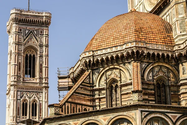 Zdobené průčelí dómu ve Florencii, Itálie — Stock fotografie