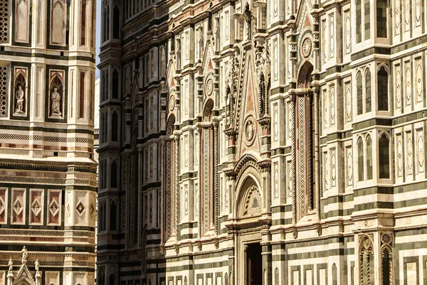 花在佛罗伦萨圣玛丽大教堂的正面 — 图库照片