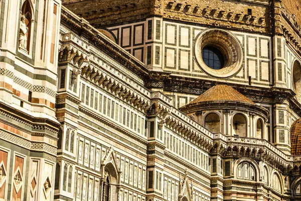 Украшенный фасад Флорентийского собора, Италия — стоковое фото