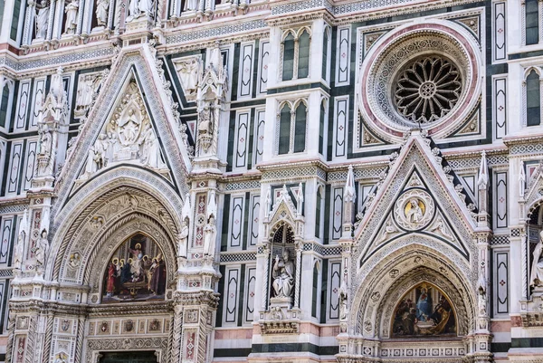 Facciata della Basilica di Santa Maria del Fiore a Firenze — Foto Stock