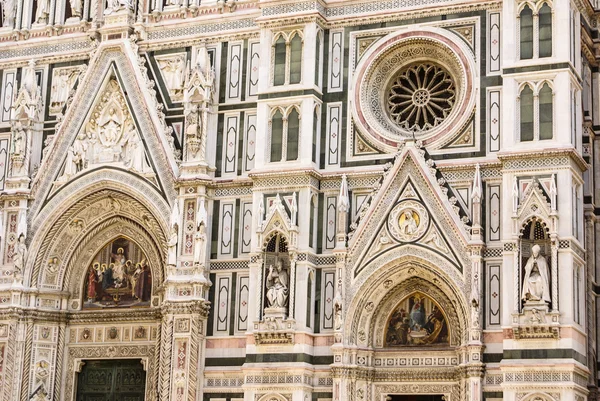 Gevel van de basiliek van Sint Maria van de bloem in florence — Stockfoto