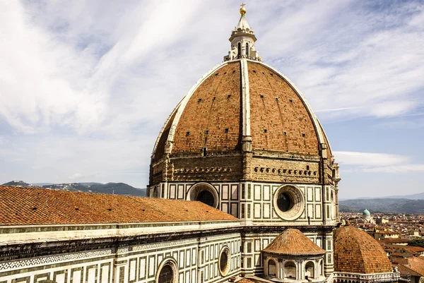 Ovanifrån på duomo och den historiska stadskärnan i Florens, ita — Stockfoto