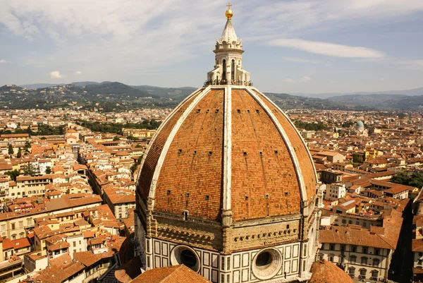 Vista superior sobre o Duomo e o centro histórico de Florença, Ita — Fotografia de Stock