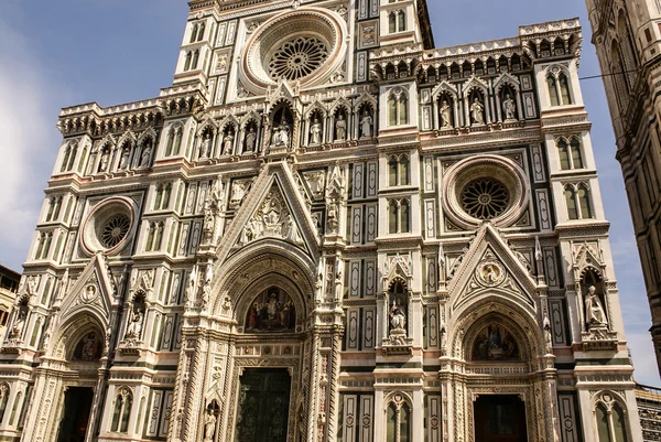 Façade de la basilique Sainte-Marie-de-la-Fleur à Florence — Photo