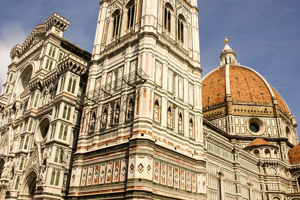 Украшенный фасад Флорентийского собора, Италия — стоковое фото