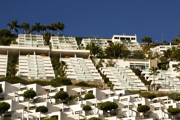 Witte huizen in maspalomas resort, gran canaria — Stockfoto