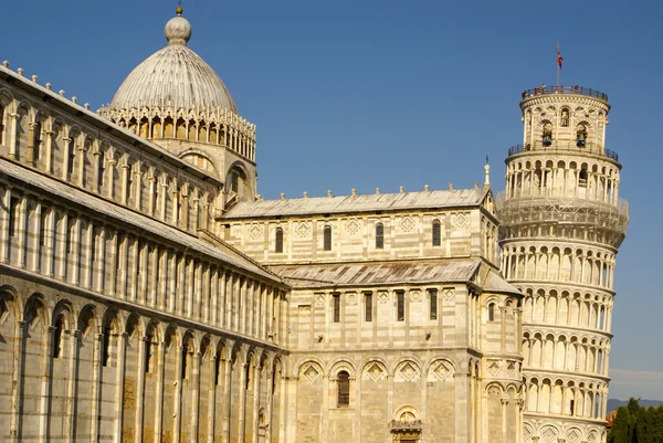 Plaza de la Catedral de Pisa con hierba verde en un prado y blu claro —  Fotos de Stock