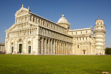 Pisa cathedral yeşil çimenlerin üzerinde bir çayır ve açık blu ile kare