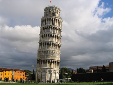 bulutlu gökyüzü arka plan üzerine Pisa ünlü leaning tower