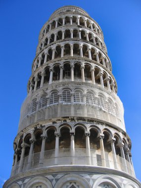 bulutlu gökyüzü arka plan üzerine Pisa ünlü leaning tower