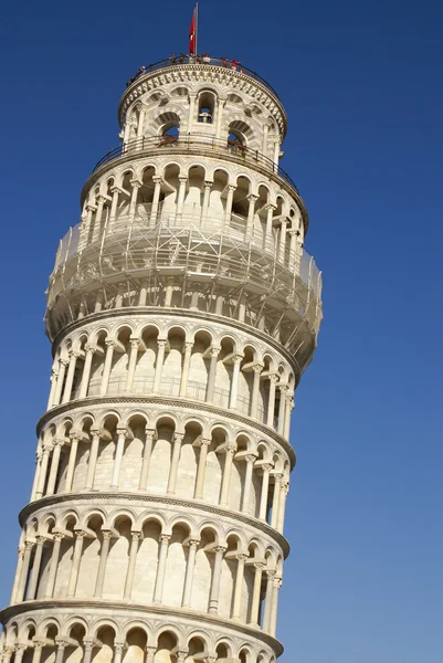 Bulutlu gökyüzü arka plan üzerine Pisa ünlü leaning tower — Stok fotoğraf