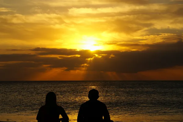 Glückliches Rentnerpaar am Strand — Stockfoto