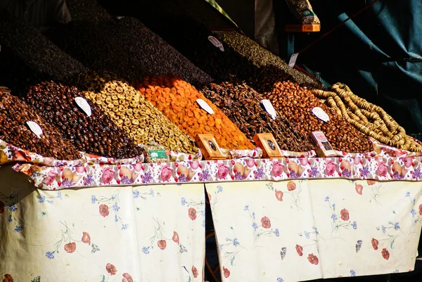 Sušené ovoce a luštěniny na stánku v tržnici v Maroku — Stock fotografie