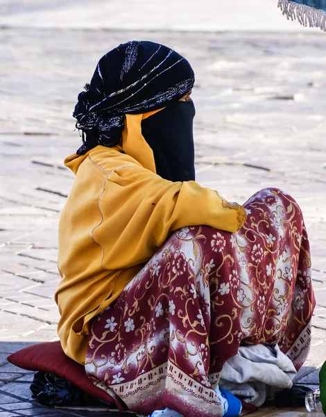 Unidentified woman at a street in Marrakesh — Stock Photo, Image