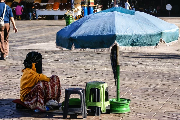 Bir sokak Marrakesh, kimliği belirsiz bir kadın — Stok fotoğraf