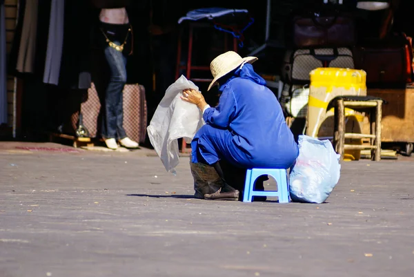 Unbekannte Frau auf einer Straße in Marrakesch — Stockfoto