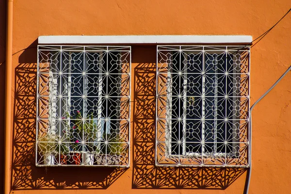 Marocco Ouarzazate - Finestra arabesca nella Kasbah bui medievale — Foto Stock