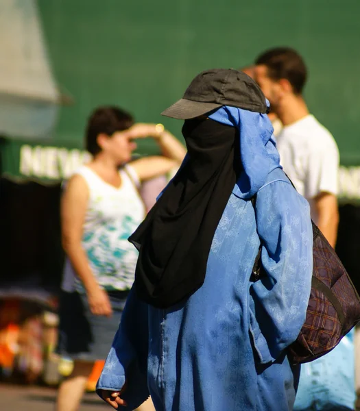 Mujer no identificada en una calle de Marrakech —  Fotos de Stock