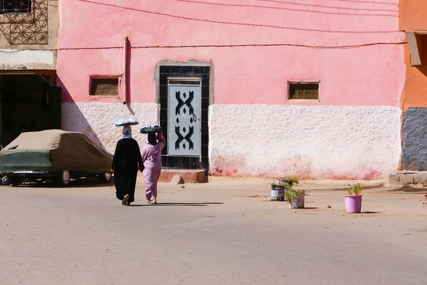 Femme non identifiée dans une rue de Marrakech — Photo