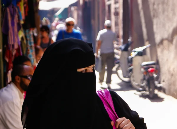 Wanita tak dikenal di sebuah jalan di Marrakesh — Stok Foto