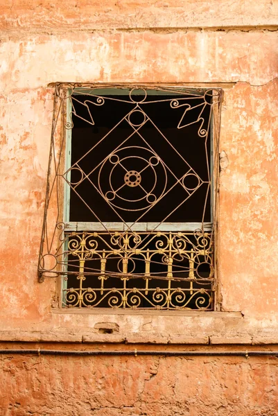 Morocco Ouarzazate - Arabesque window in the medieval Kasbah bui — Stock Photo, Image